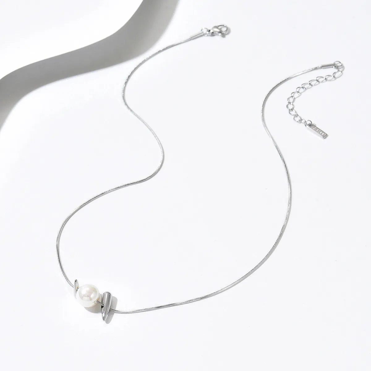 Cross-Border Two-Tone Daisy Inlaid Diamond Necklace main image