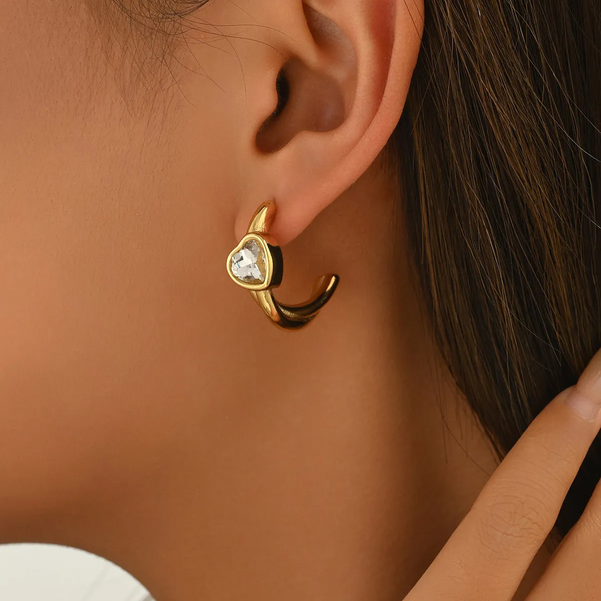 Retro Hong Kong-style elegant earrings for women, new popular niche high-end earrings, gold versatile ear accessories