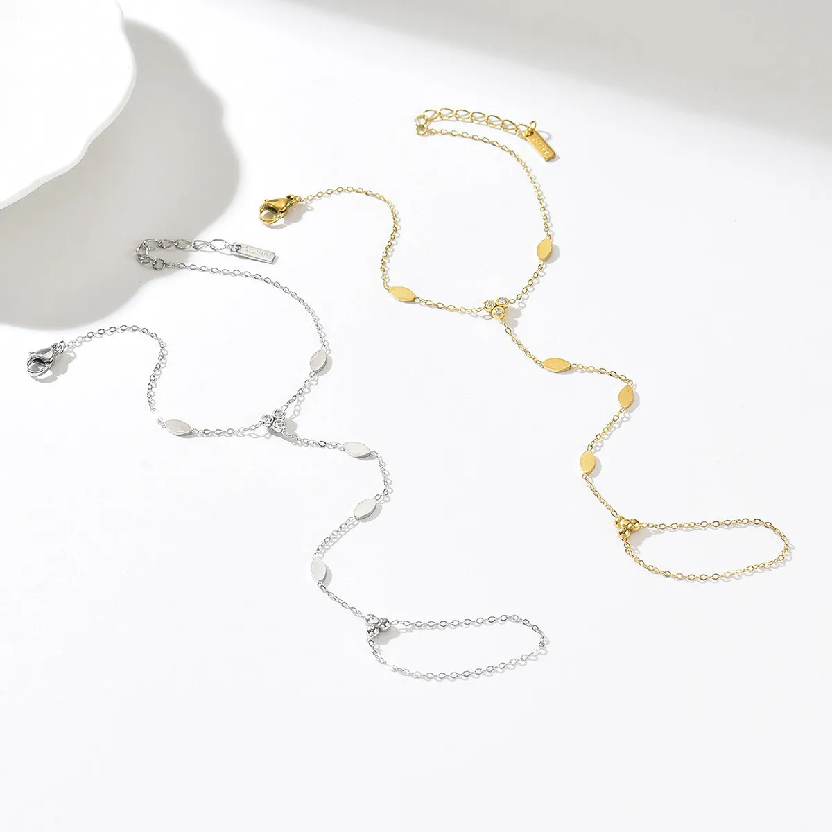 European and American cross-border fashion elegant oval stainless steel finger chain for women, high-end, sweet, delicate, and versatile jewelry