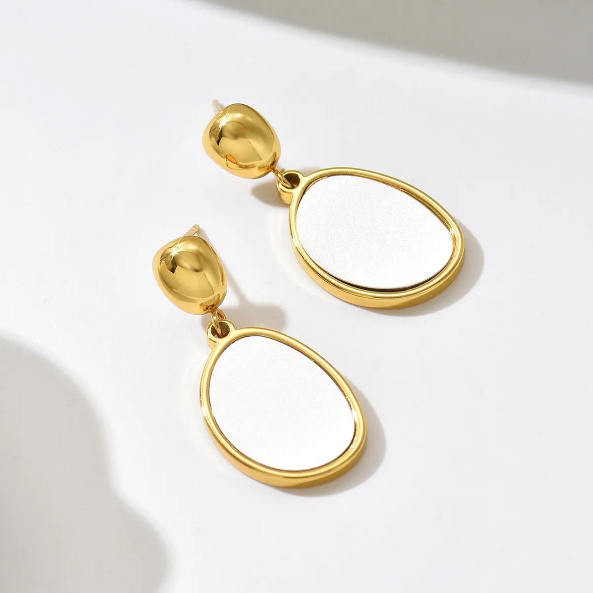 Cross-border European and American fashion minimalist style two-tone oval stud earrings, gold-plated geometric earrings, niche design commuter earrings