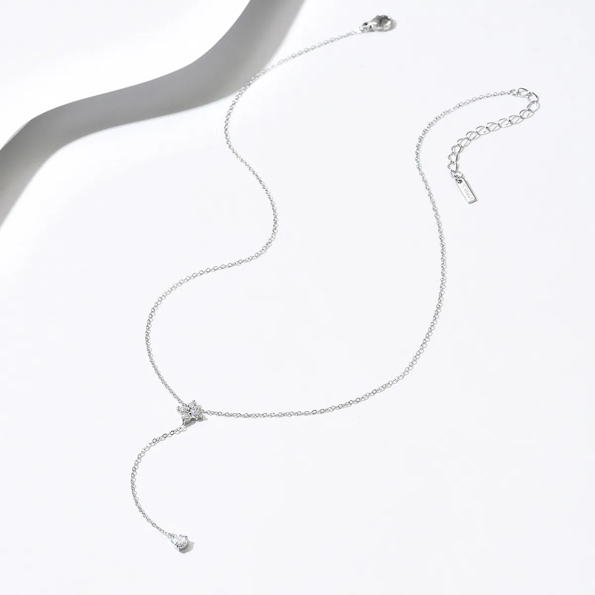 Flower-shaped water drop inlaid with zircon titanium steel Y-shaped niche high-end collarbone chain, versatile and elegant for commuting