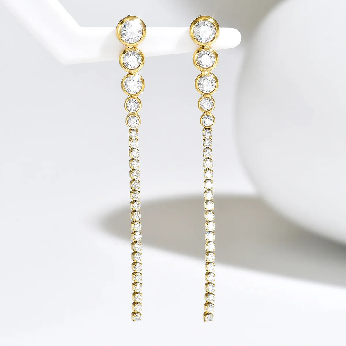 Gold-plated zircon water drop long earrings, unique design long drop earrings, elegant and sophisticated commuter earrings