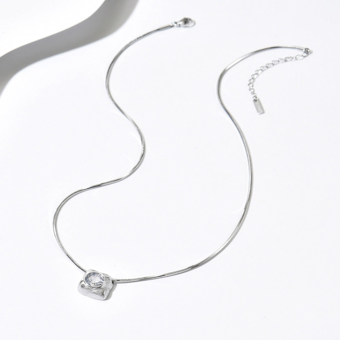 Cross-border French-style high-end niche geometric zircon-inlaid collarbone chain stainless steel necklace for women, versatile and stylish accessory