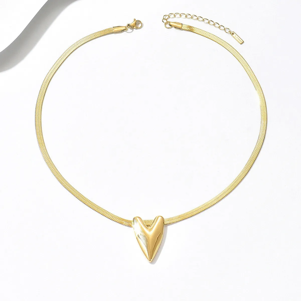 European and American style three-dimensional heart-shaped two-tone stainless steel snake bone chain necklace with a niche high-end feel and polished heart-shaped pendant