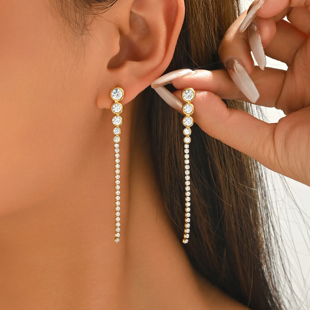 Gold-plated zircon water drop long earrings, unique design long drop earrings, elegant and sophisticated commuter earrings