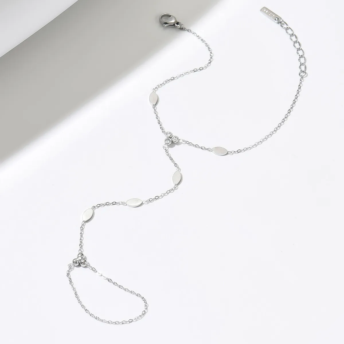 European and American cross-border fashion elegant oval stainless steel finger chain for women, high-end, sweet, delicate, and versatile jewelry