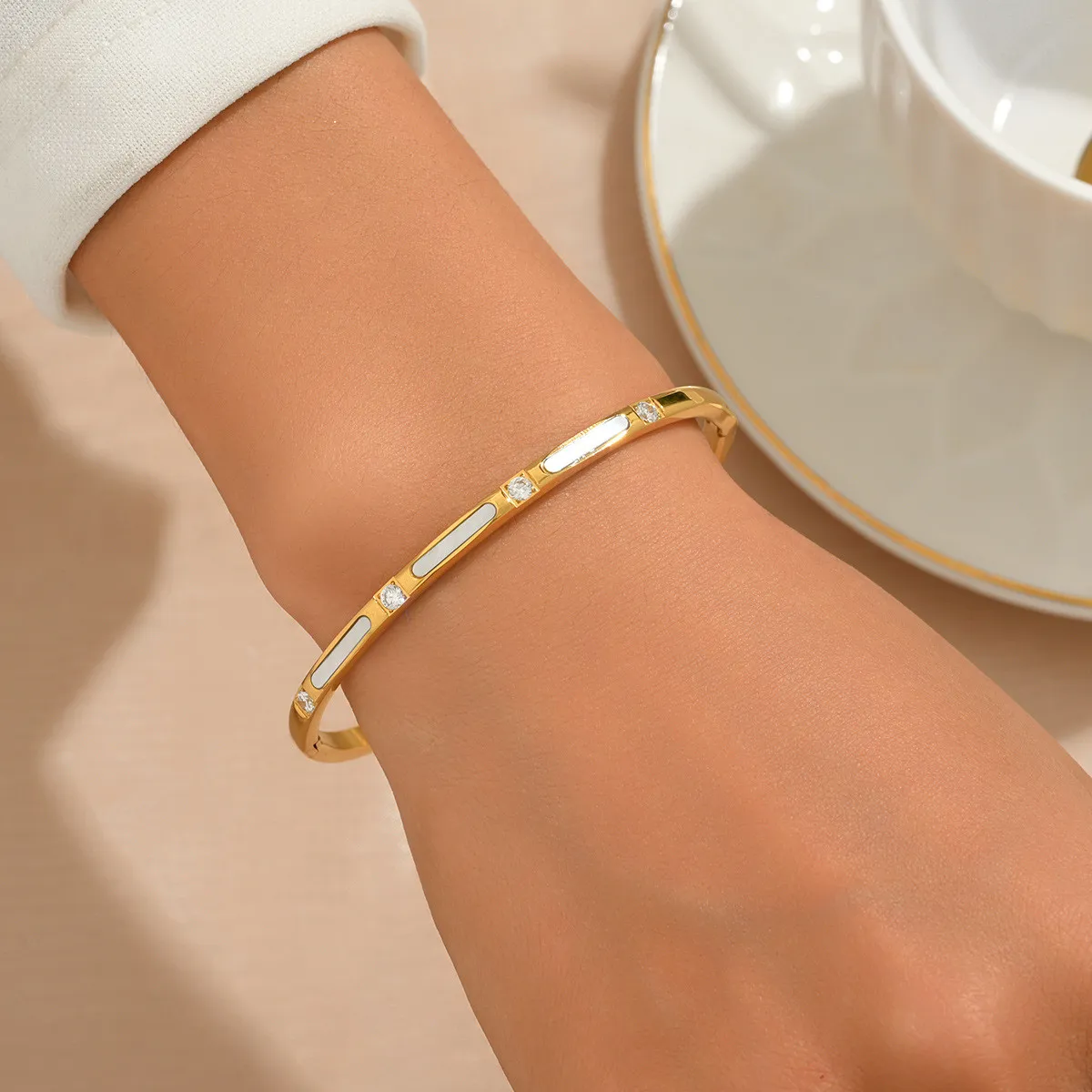 Cross-border foreign trade stainless steel bracelet for women, fashionable and simple for commuting, luxurious and elegant bracelet, available for wholesale