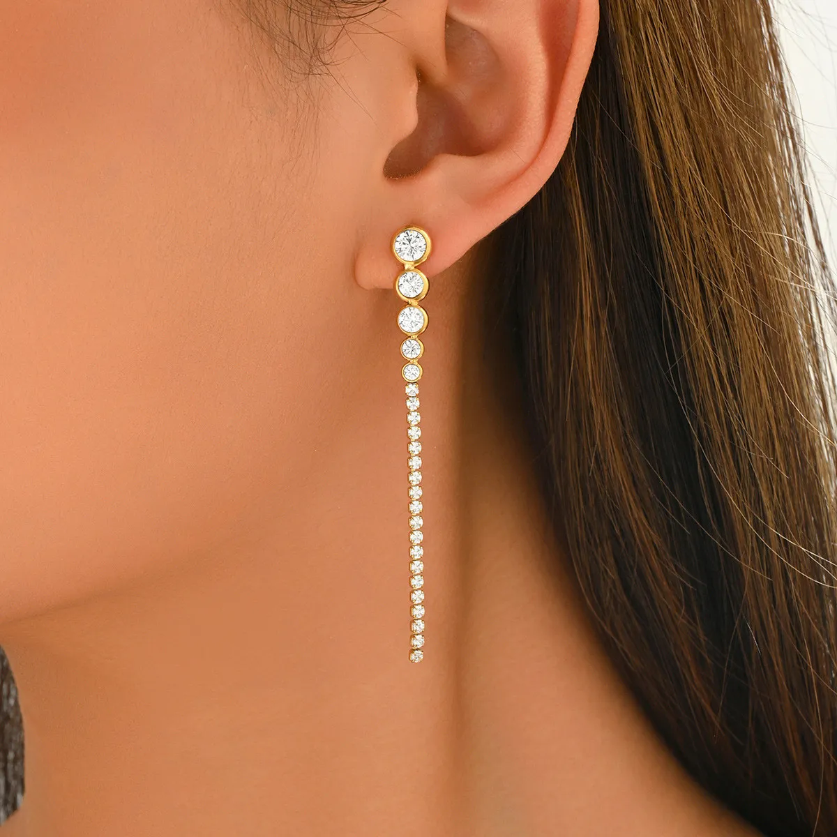 Gold-plated zircon water drop long earrings, unique design long drop earrings, elegant and sophisticated commuter earrings