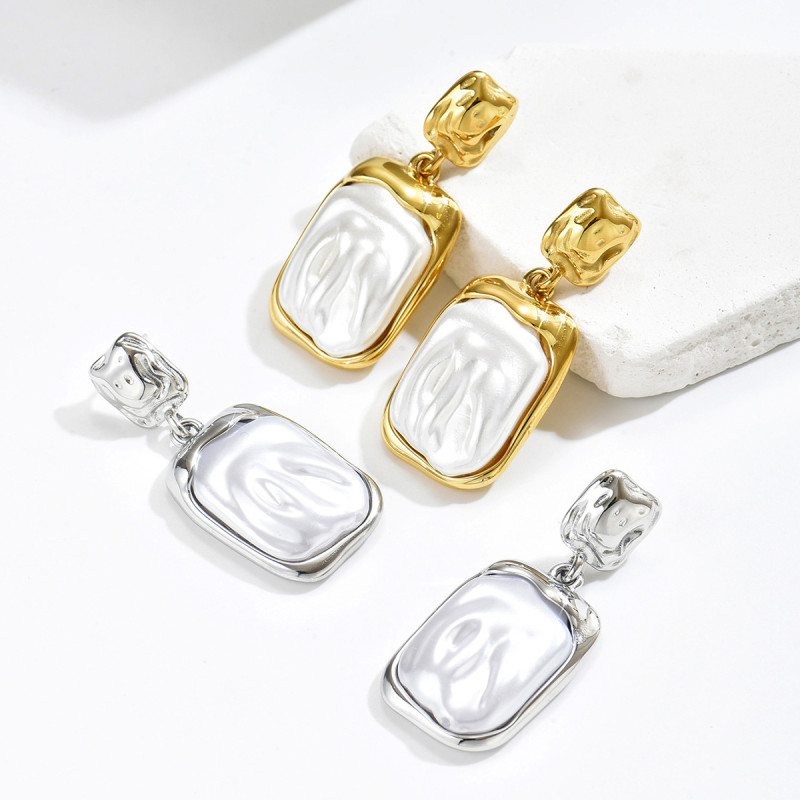 French-style light luxury fashion square pleated earrings, niche high-end design with pearls, vintage retro versatile stud earrings