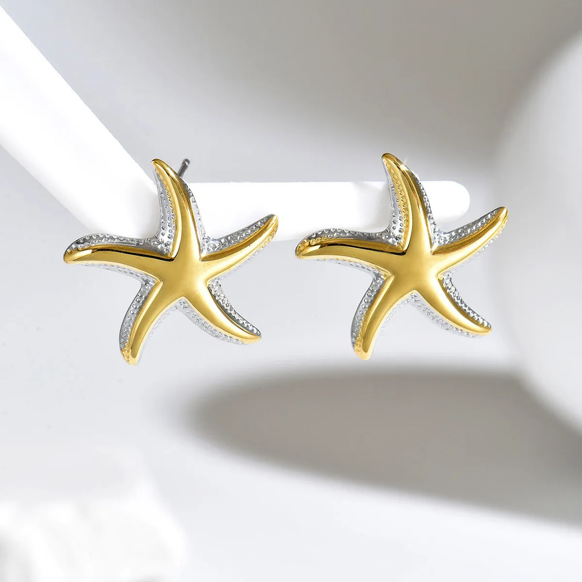 European and American light luxury resort-style starfish earrings for women, niche high-end versatile trendy ocean-themed titanium steel earrings