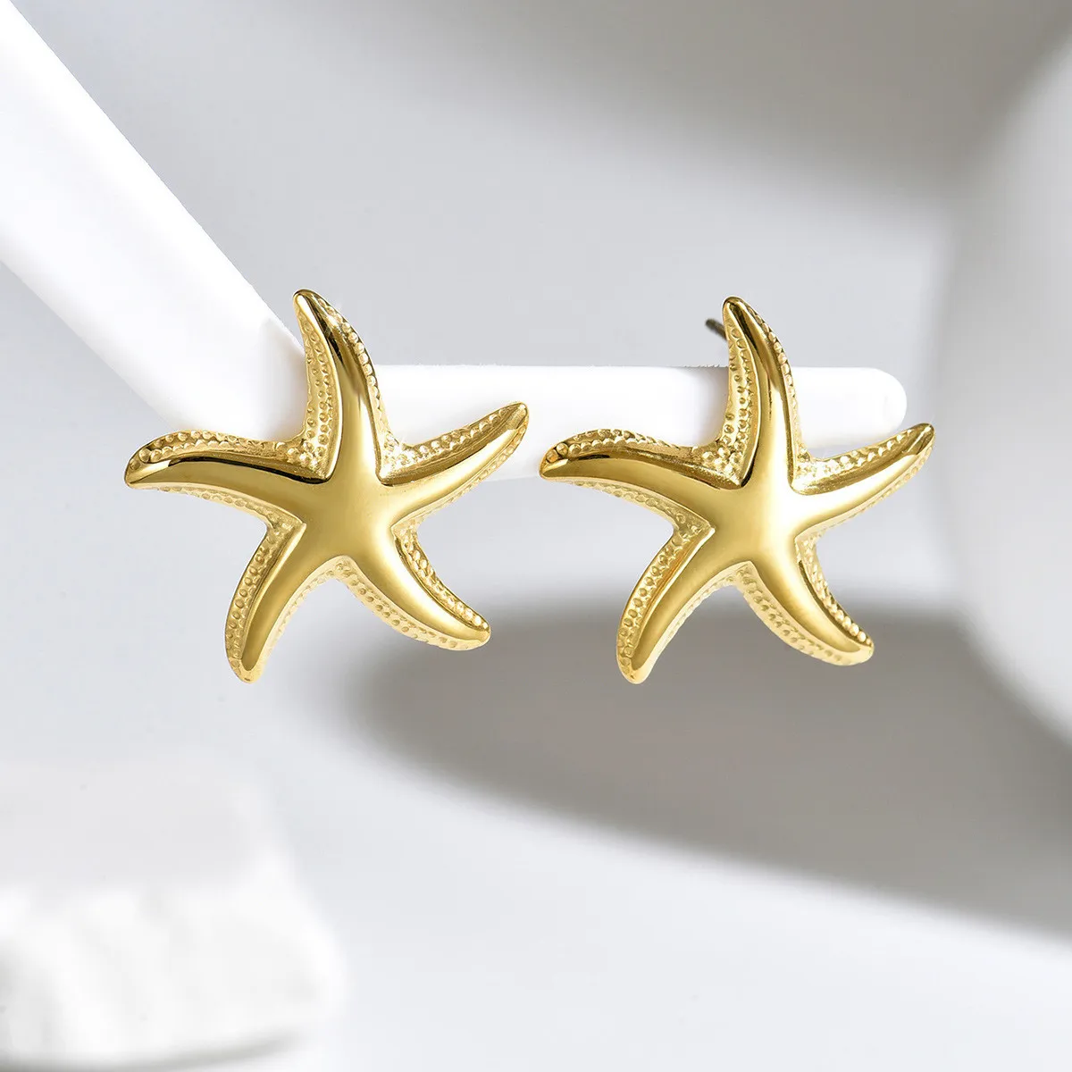 European and American light luxury resort-style starfish earrings for women, niche high-end versatile trendy ocean-themed titanium steel earrings