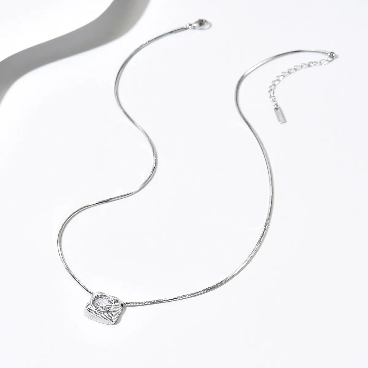 Cross-border French-style high-end niche geometric zircon-inlaid collarbone chain stainless steel necklace for women, versatile and stylish accessory