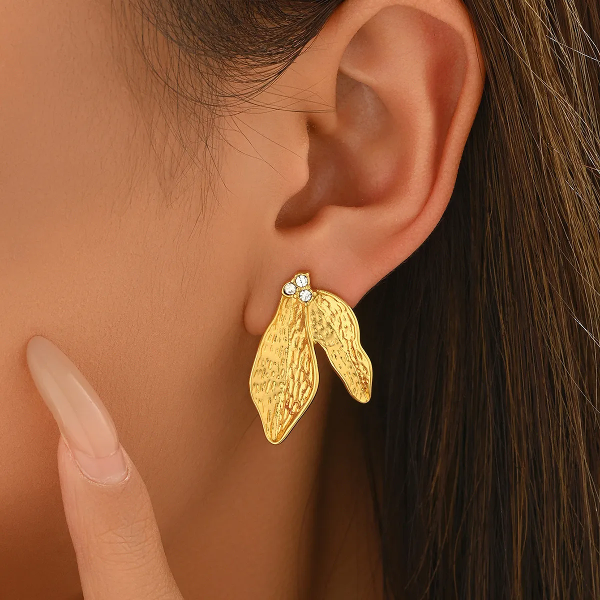 European and American style textured leaf earrings, gold-plated zircon leaf earrings, niche design high-end earrings