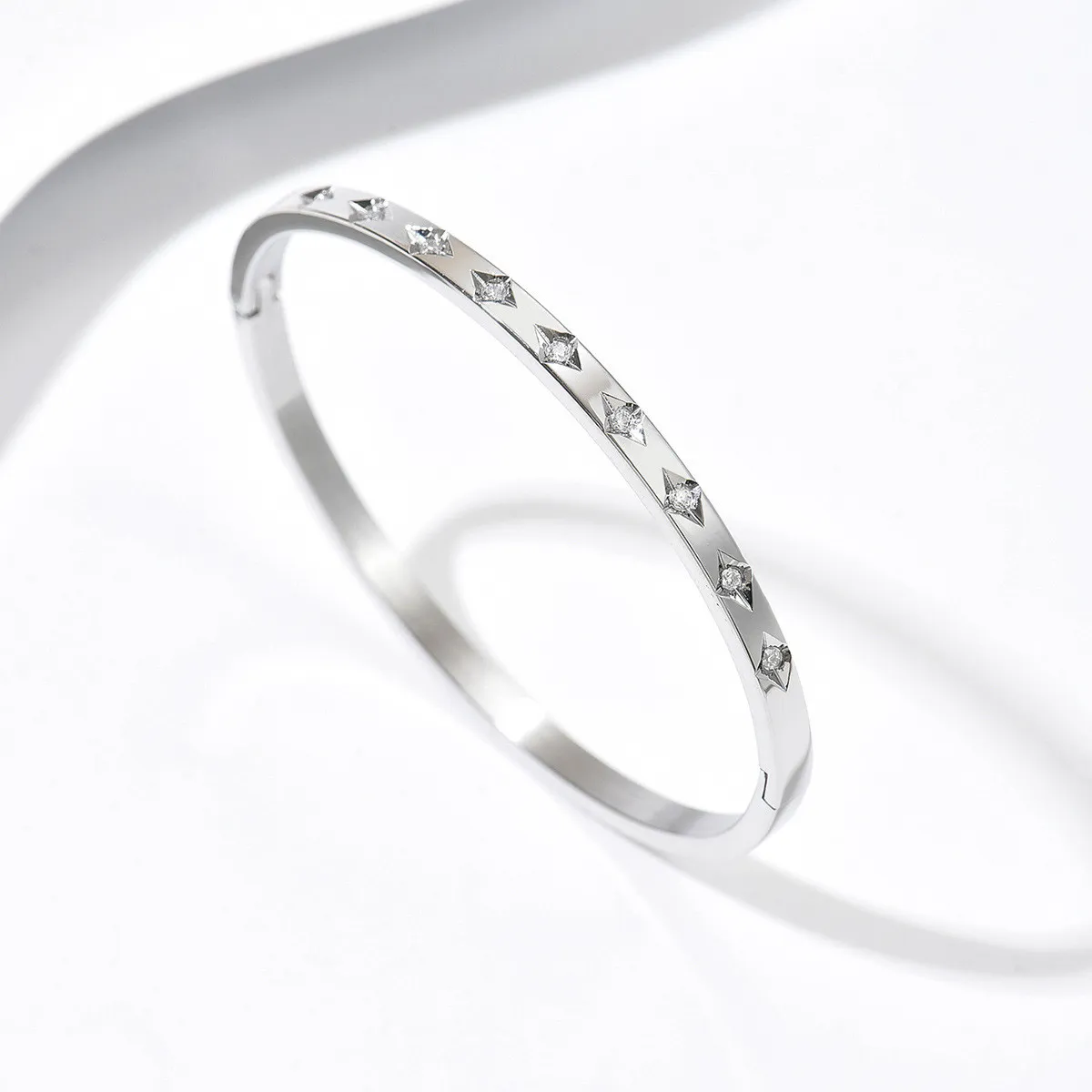 Diamond-embellished shiny diamond-shaped fashion gold bracelet for women, new simple stainless steel classic cross-border elegant accessory