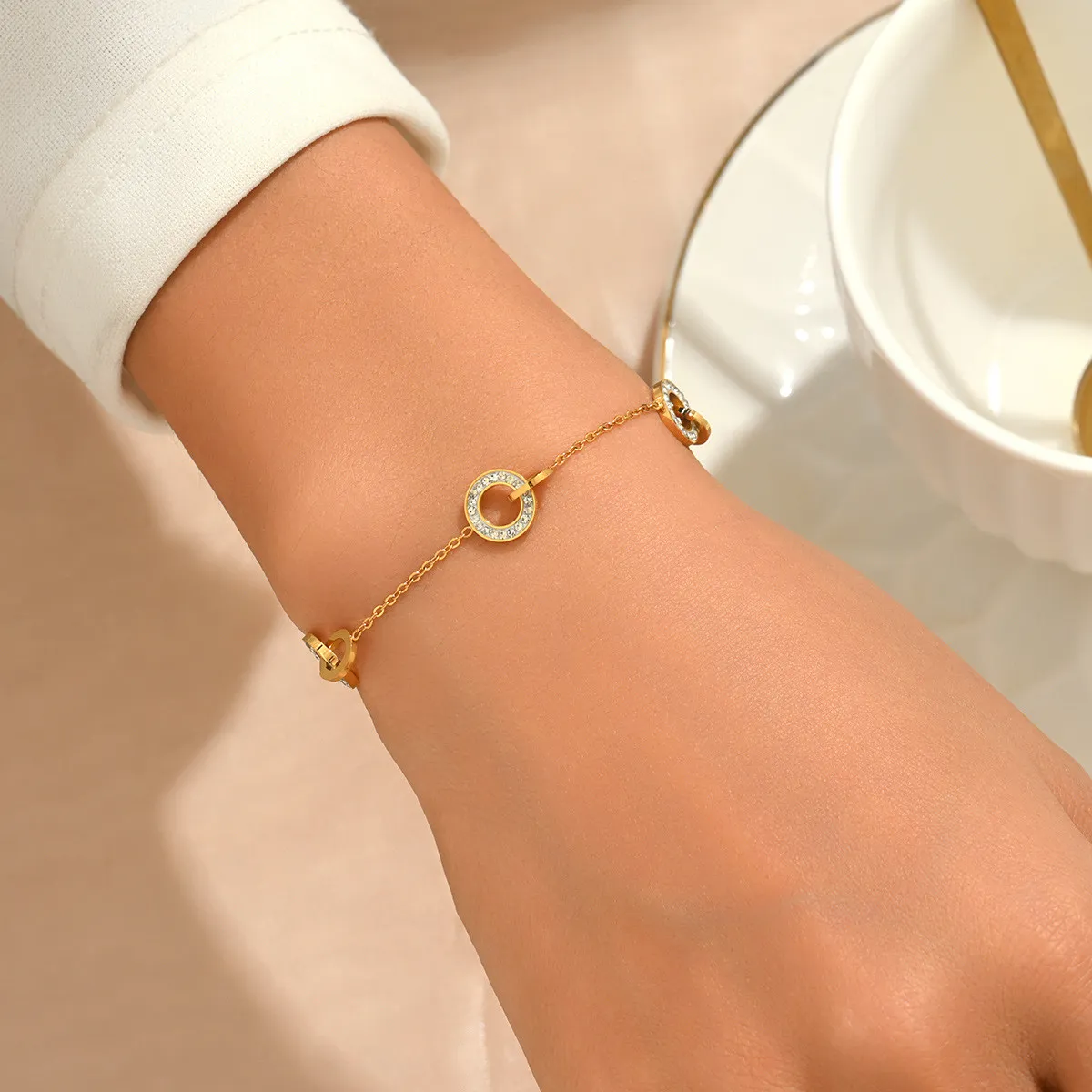 European and American style high-end gold-tone circular diamond-encrusted stainless steel bracelet, versatile and elegant fine jewelry for women