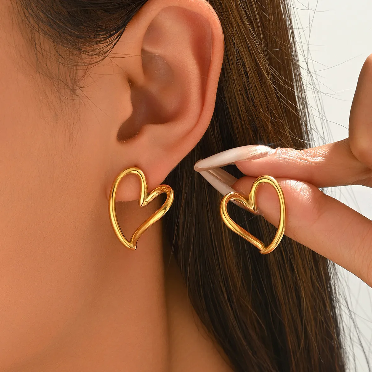 Gold-plated hollow heart earrings, unique design geometric heart studs, sophisticated and elegant earrings for a mature and stylish look