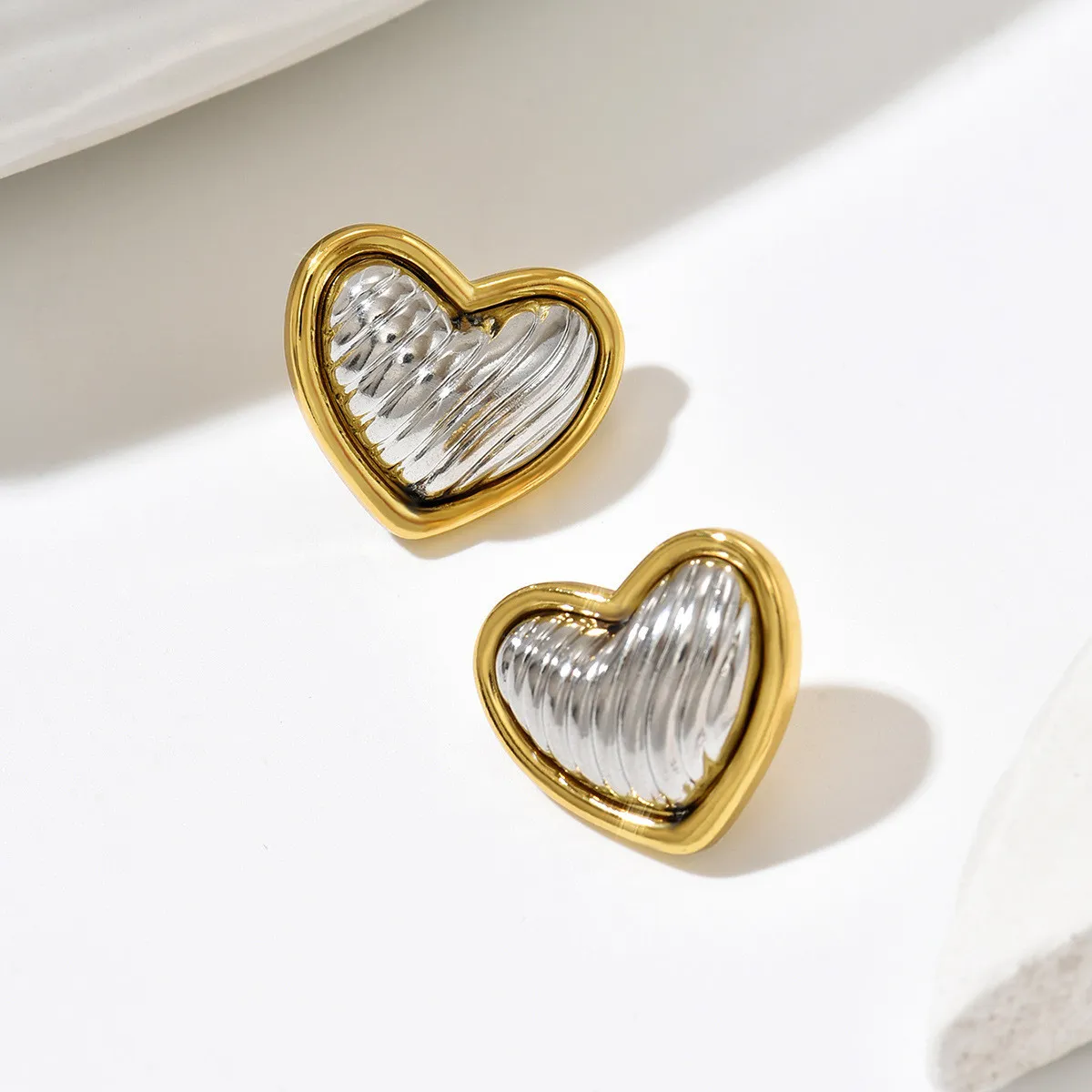 European and American sweet and cool style two-tone heart earrings, titanium steel textured heart earrings, niche design commuter earrings