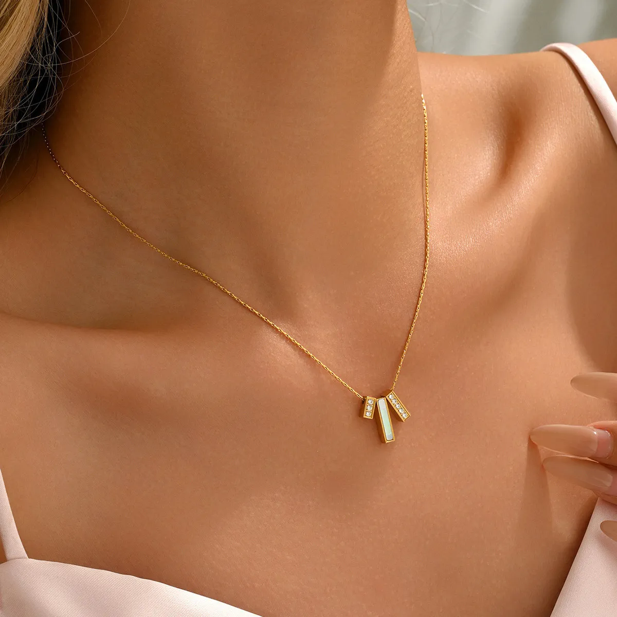 European and American fashion stainless steel necklace with a unique design, niche, light luxury, exquisite, versatile, personalized, simple collarbone chain with an elegant vibe