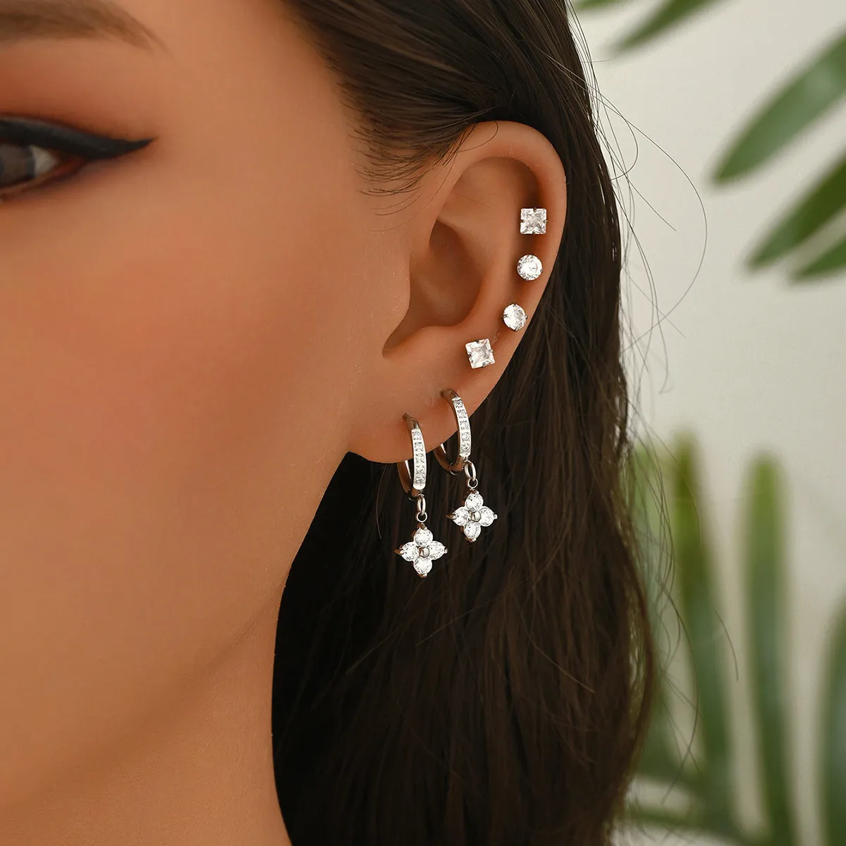 Cross-Border Two-Tone Daisy Inlaid Diamond Necklace main image