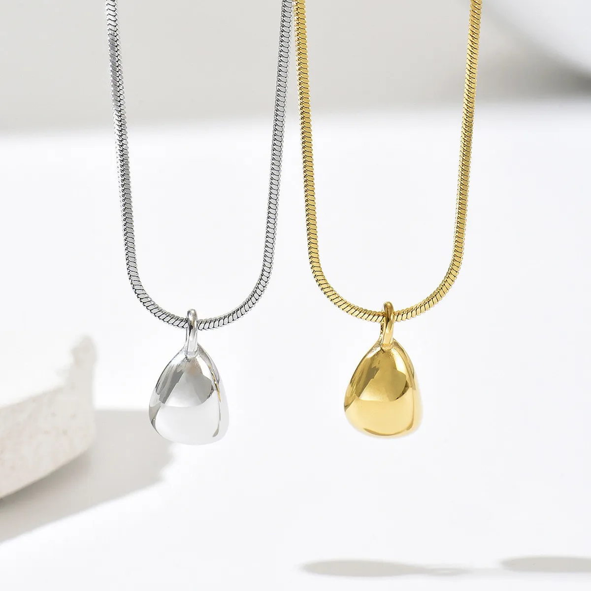 European and American niche high-end irregular geometric cone pendant necklace, trendy and versatile for everyday wear
