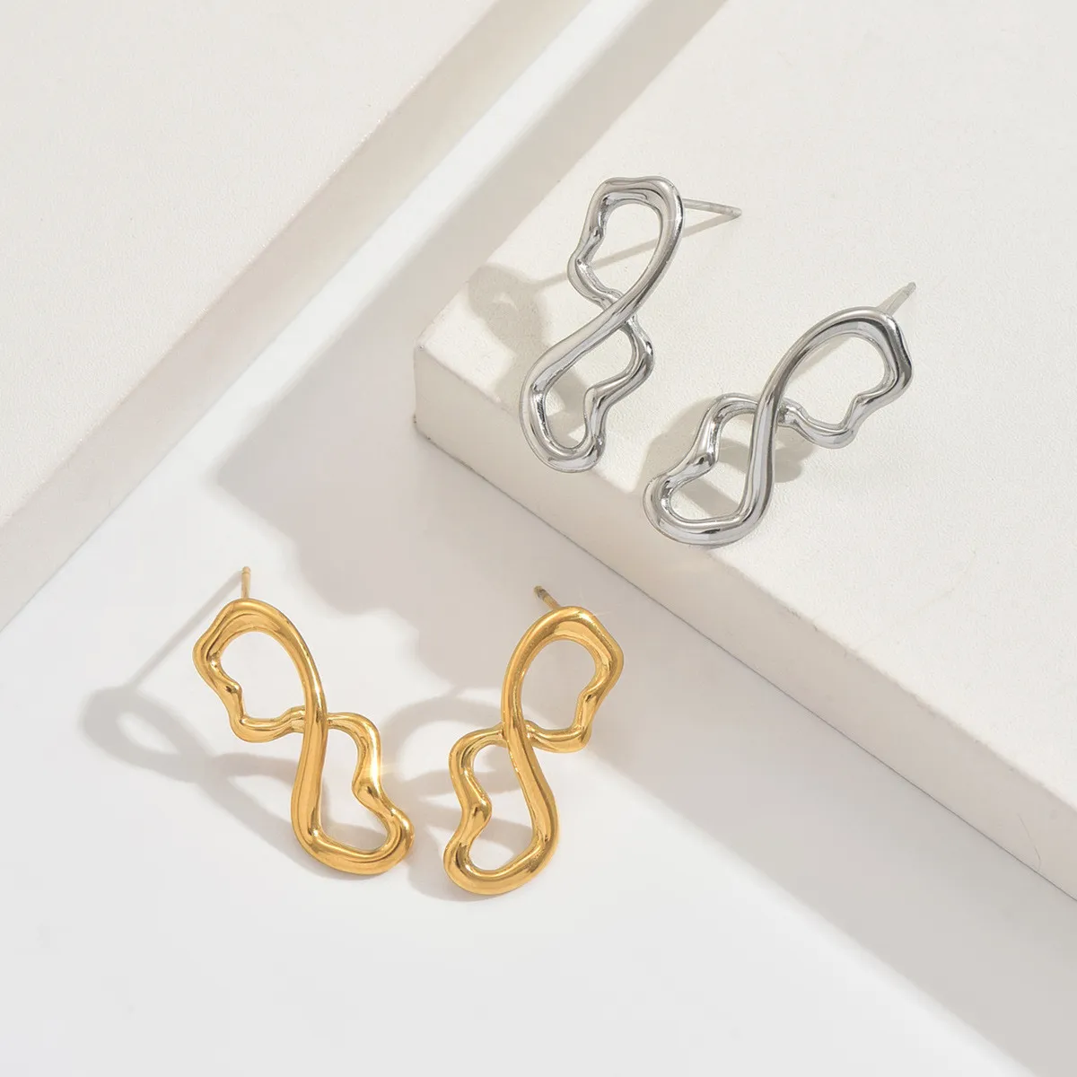 European and American minimalist style irregular wave earrings, titanium steel twisted S-shaped studs, niche design commuter earrings