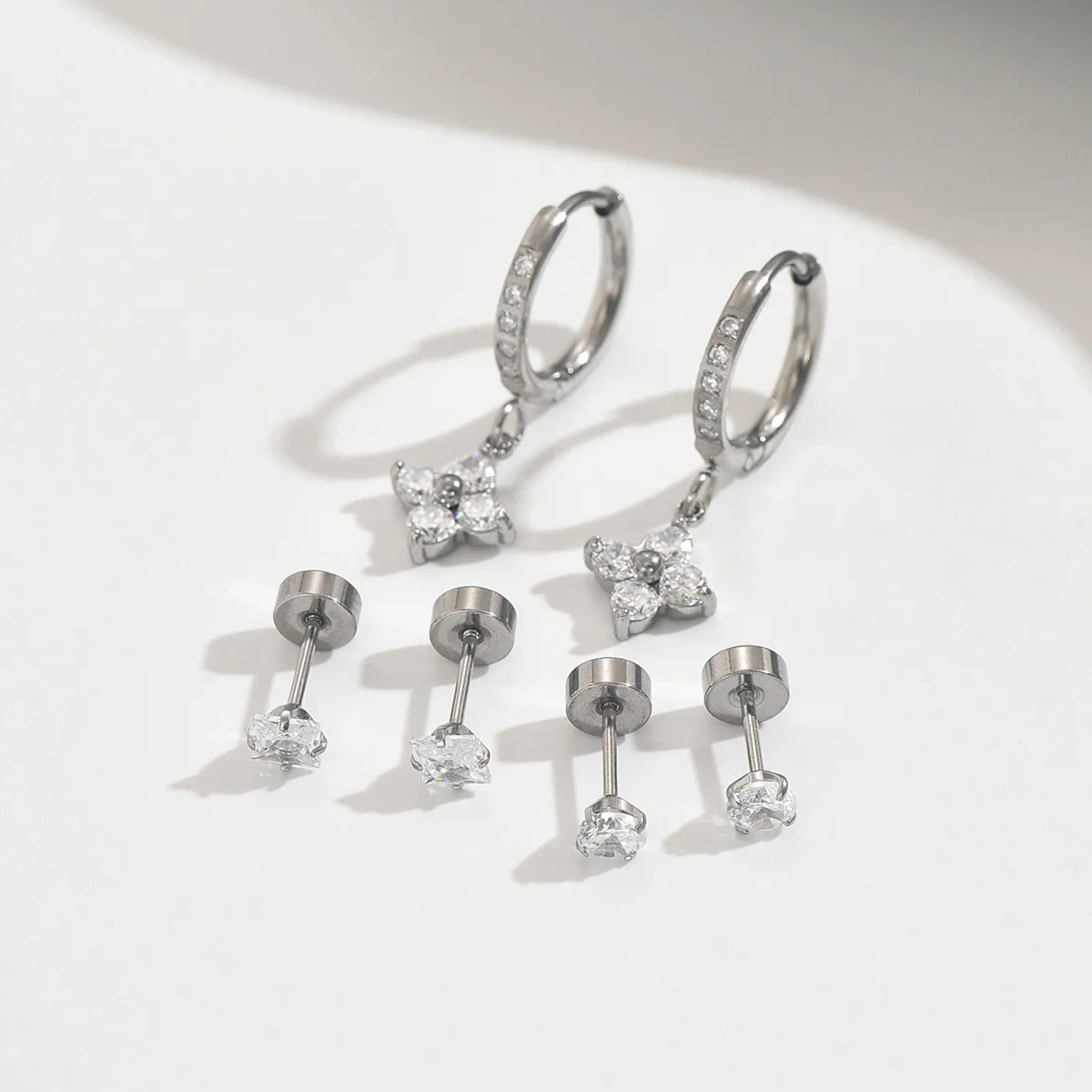 Cross-Border Two-Tone Daisy Inlaid Diamond Necklace main image