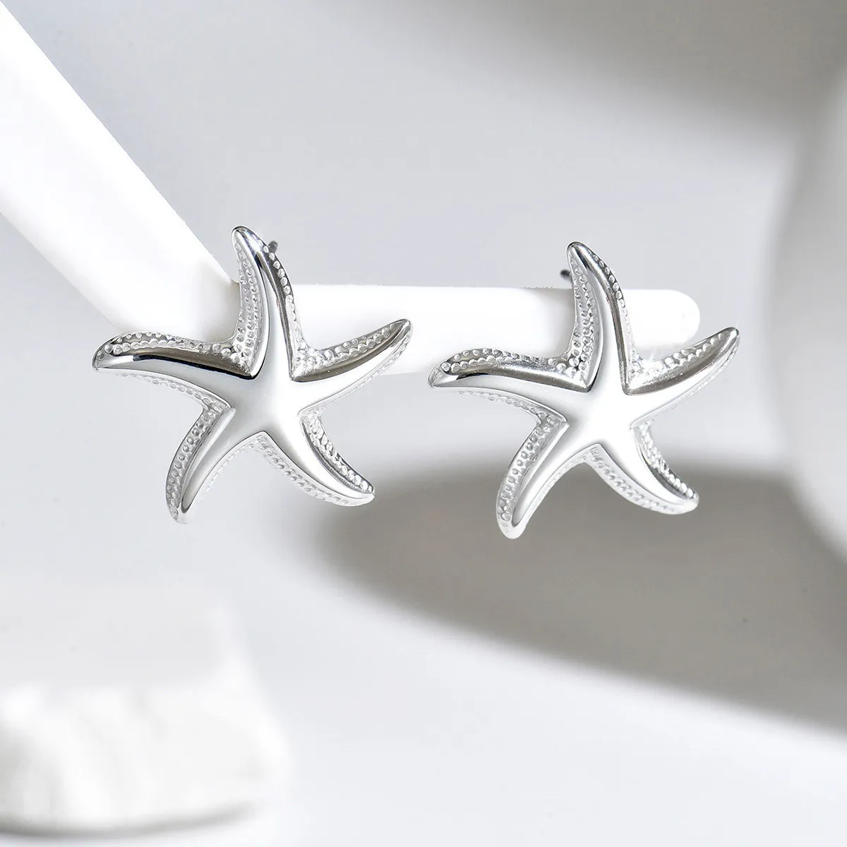 European and American light luxury resort-style starfish earrings for women, niche high-end versatile trendy ocean-themed titanium steel earrings