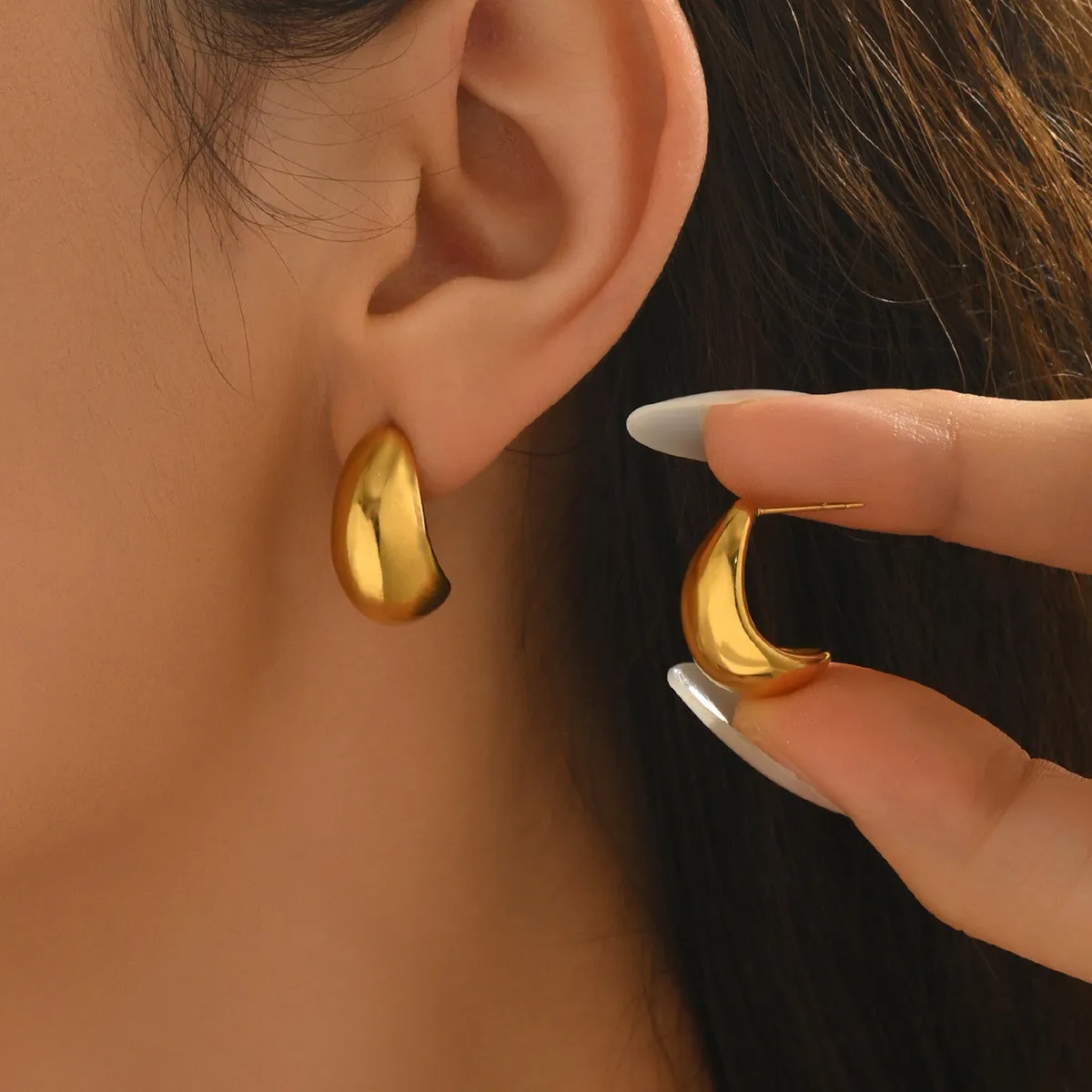 French-style light luxury glossy gold C-shaped water drop stainless steel titanium steel earrings, exquisite and sophisticated, niche and versatile earrings
