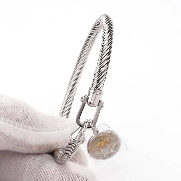 European and American U-shaped clasp stainless steel bracelet with embossed Saint Benedict pattern tag, horseshoe clasp, titanium steel twisted cord priest bracelet