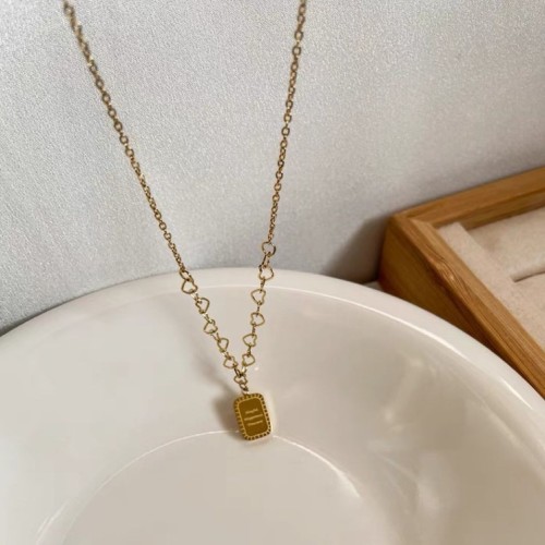 Non-fading titanium steel simple letter pendant necklace for women, collarbone chain, heart chain, elegant and minimalist style, trendy internet celebrity accessory