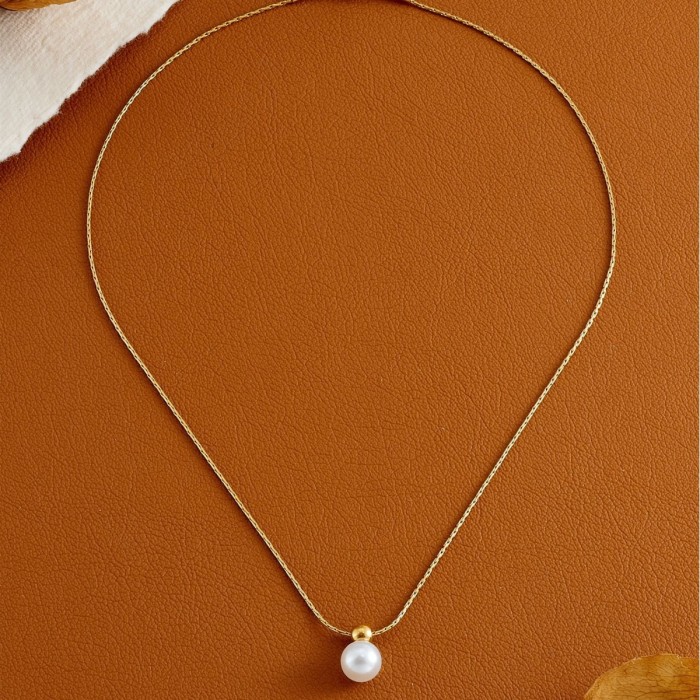 French-style minimalist luxury niche pearl pendant necklace, 18k titanium steel, versatile and elegant design