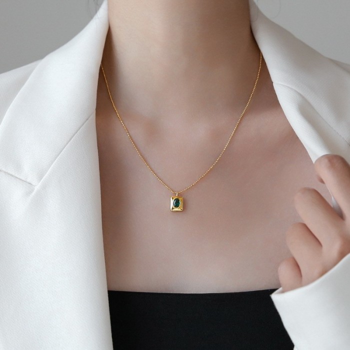 Niche luxury brand green crystal necklace for women, summer clavicle chain, decorative pendant, versatile with a high-end design sense