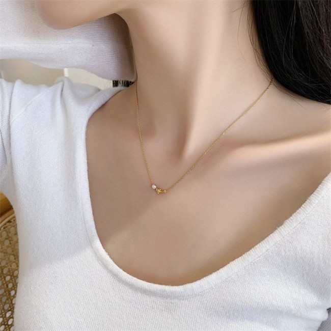 2024 New Women's Necklace: Light Luxury, Minimalist, Niche Design, Collarbone Chain, Internet Celebrity Style, Heart Pendant, Unique and Stylish