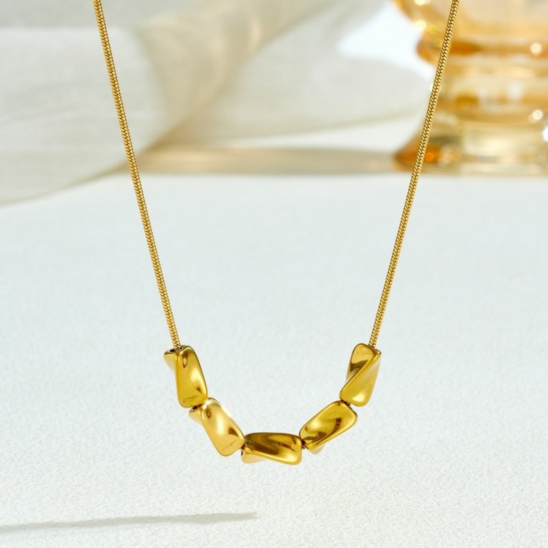 Minimalist and elegant jewelry: five-bead necklace, stainless steel titanium steel rice-bead collarbone chain, unique and creative light luxury accessory