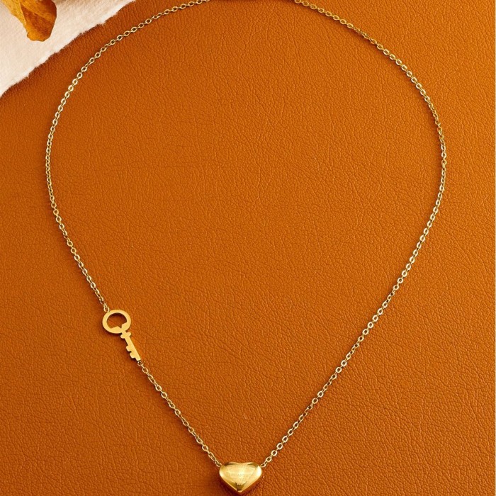 2024 New Fashion Versatile Heart Key 18K Gold Plated Non-Fading Titanium Steel Necklace, Light Luxury and Unique Style