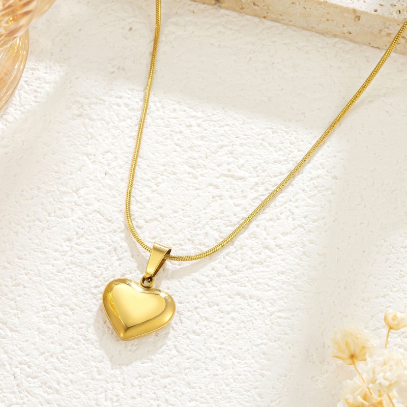 Manufacturer's supply of stainless steel heart-shaped collarbone chains, new exquisite small heart necklaces, wholesale of popular influencer live-streaming necklaces