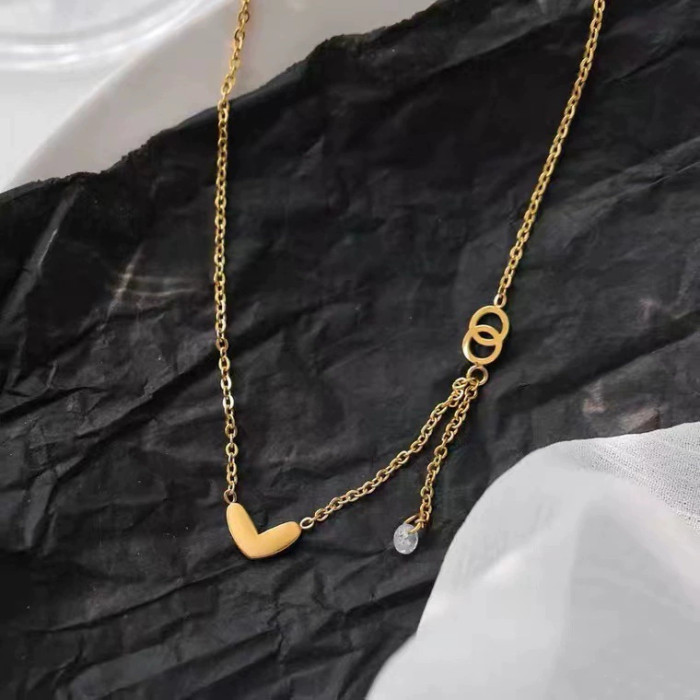 Korean and Japanese style small heart tassel titanium steel necklace for women, versatile 18K gold collarbone chain, niche light luxury simple jewelry wholesale