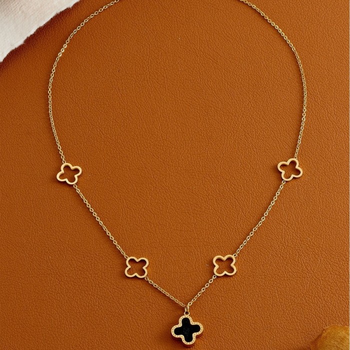 French-style fashionable new titanium steel black and white double-sided four-leaf clover necklace for women, with a unique design and versatile hollow-out collarbone chain