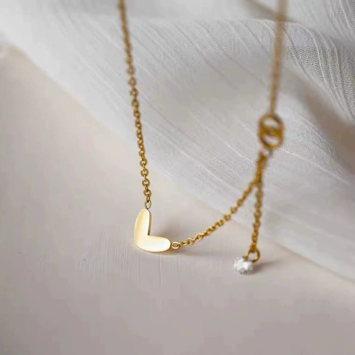 Korean and Japanese style small heart tassel titanium steel necklace for women, versatile 18K gold collarbone chain, niche light luxury simple jewelry wholesale