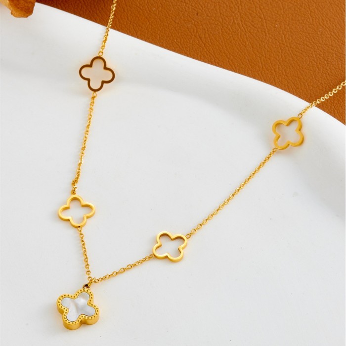 French-style fashionable new titanium steel black and white double-sided four-leaf clover necklace for women, with a unique design and versatile hollow-out collarbone chain