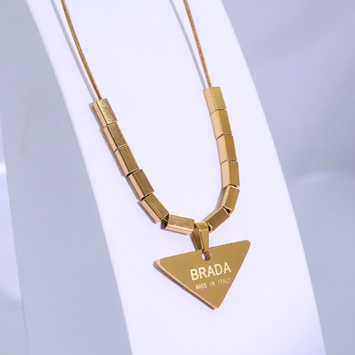 Triangular block titanium steel necklace for women, niche design, hoodie chain, unique sweet and cool style, stylish neck accessory wholesale