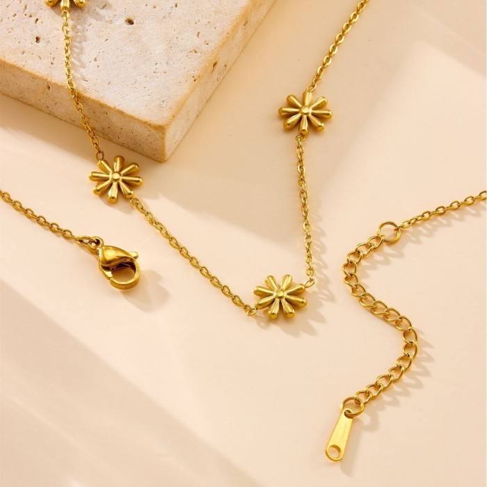 Sweet and elegant floral design, small daisy titanium steel gold-plated necklace, non-fading, same style as worn by internet celebrities