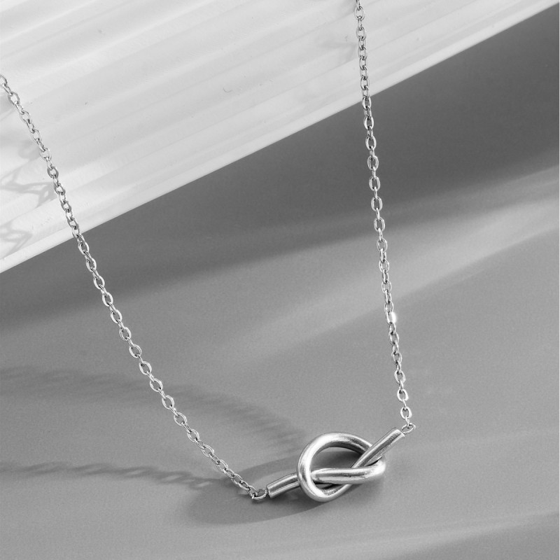 Korean and Japanese retro-style simple and elegant personalized heart knot titanium steel necklace for women, non-fading collarbone chain