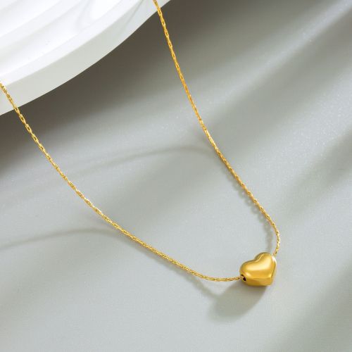 Minimalist and compact heart-shaped necklace for women, collarbone chain, new summer style for students, short, light luxury, simple heart-shaped titanium steel necklace