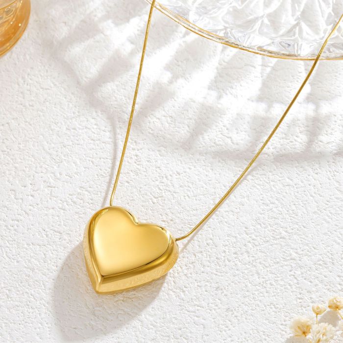 New Korean and Japanese style large heart-shaped necklace for women, trendy street style hollow heart pendant, minimalist titanium steel collarbone chain