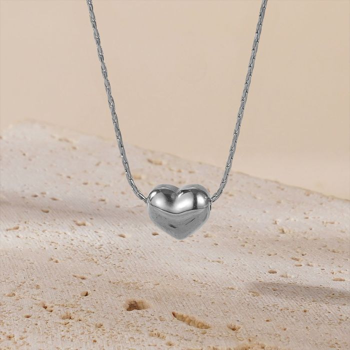 Minimalist and compact heart-shaped necklace for women, collarbone chain, new summer style for students, short, light luxury, simple heart-shaped titanium steel necklace