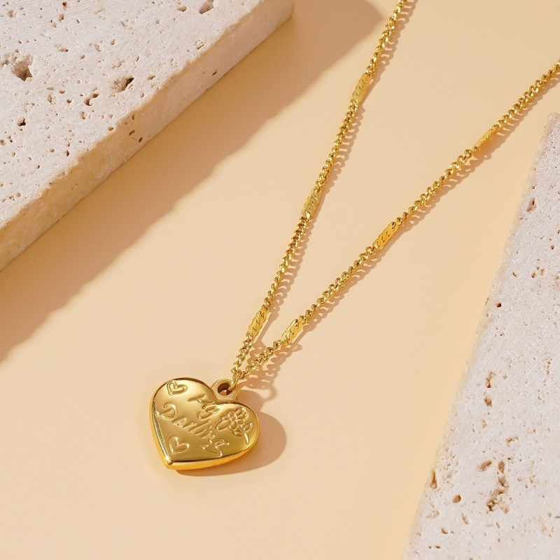 Popular European and American Mother's Day Gift: Heart Pendant Necklace for Women, Fashionable and Simple Love Heart-Shaped Clavicle Chain Jewelry