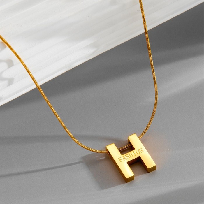 Light luxury titanium steel non-fading jewelry necklace for women, versatile with a high-end feel, niche design pendant, new simple collarbone necklace