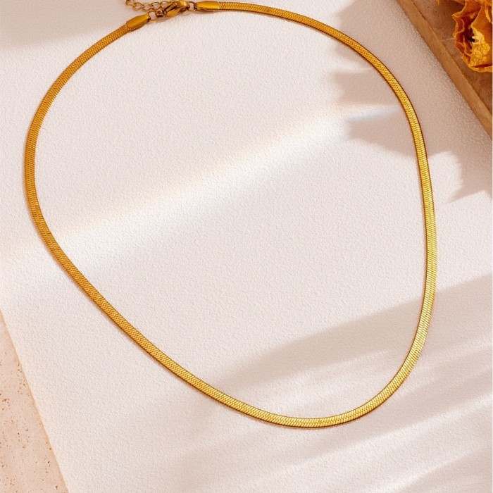Non-fading, light luxury, niche gold flat snake neck chain with a high-end design, minimalist style, light luxury necklace for women