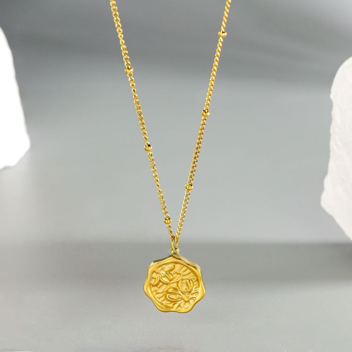 Simple and elegant peach blossom pendant necklace for women, niche design, light luxury, high-end feel, versatile titanium steel collarbone chain